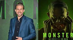 Monster, i retroscena di Charlie Hunnam dietro al serial killer. La vera storia di Ed Gein: "È così oscuro abitare questo personaggio"