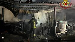 Violento incendio nella notte in un capannone edile: crolla parte del tetto, distrutti mezzi da lavoro