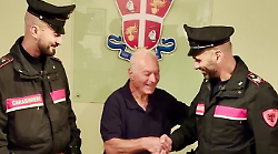 Finti poliziotti truffano un 86enne e gli rubano 11.150 euro. Arrestati due uomini e recuperata la refurtiva