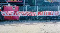 Perugia, Meluso contestato dai tifosi: striscione sotto la Nord