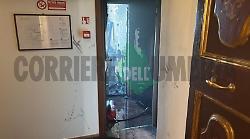 Gubbio, a fuoco camera d'albergo in centro storico. Due persone messe in salvo 