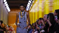 Miu Miu, i grembiuli della collezione PE26 diventano virali su X, tra ironia e critiche feroci
