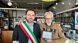 Da nonno Ermanno al nipote Ermanno il negozio di elettricità ora ha 100 anni e arriva un riconoscimento
