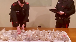 Nascondono in auto oltre 11 kg di droga e 6000 euro in contanti: arrestati tre uomini