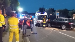 Scontro tra ambulanza e tre auto: feriti il paziente e altre tre persone