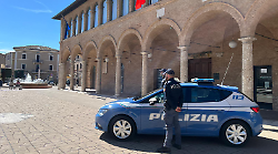 Tampona un'auto, tenta la fuga e aggredisce vittima e poliziotti: arrestato un 39enne