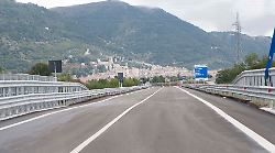 Incidente sulla 219, centauro ferito: si cerca auto pirata
