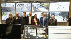 Maxi videowall per controllare le 400 telecamere sul territorio: la nuova centrale operativa della polizia locale