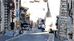 Furgone si sfrena lungo la strada: colpite due auto in sosta
