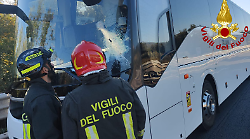 Incidente sulla A1, autobus turistico colpito da un palo di ferro durante la marcia 