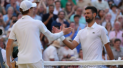 Jannik Sinner sfida Novak Djokovic in semifinale al Six Kings Slam: orario e dove vederla 
