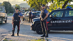 Sorpreso mentre cedeva droga, aveva in casa 21mila euro in contanti: arrestato 33enne