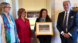 Il ministro Alessandra Locatelli consegna la copia originale della Carta di Solfagnano alla famiglia Colaiacovo: il video 