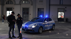 Tenta di rubare la borsa a una donna, la colpisce in testa con una busta e scappa: denunciato 40enne