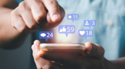 Condivide post con offese ad una parlamentare e lei gli chiede il risarcimento danni