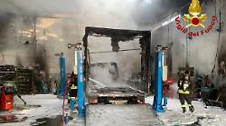 Incendio in un'officina tra Terni e Narni: le fiamme distruggono furgone in riparazione e il locale. Crolla parte del tetto