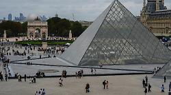 Rapina in pieno giorno al Louvre: rubati i gioielli di Napoleone. "Il colpo è durato 7 minuti"