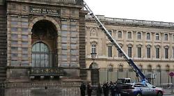 Furto dei gioielli al Louvre, i ladri sono fuggiti in scooter