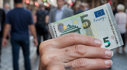 Straniero afferra 5 euro ad un'anziana di 86 anni in Corso Italia: inseguito da commerciante e arrestato dalla polizia
