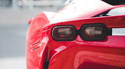 Acquistano una Ferrari da 165mila euro con assegni falsi: denunciate sette persone