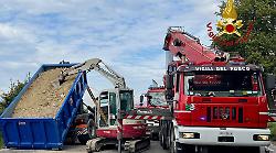 San Marco di Montefalco, camion in bilico sul ciglio della strada: intervento dei vigili del fuoco