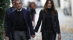 Nicolas Sarkozy entra in carcere accompagnato dalla moglie Carla Bruni: ecco le accuse e la condanna