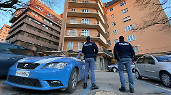 Colpisce il portone d'ingresso e insulta la madre, poi tenta di colpire i poliziotti. Arrestato 32enne per violazione del divieto di avvicinamento 