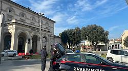Cade da un ballatoio e viene trovato ferito e semi incosciente in mezzo a via Cortonese: soccorso un 31enne