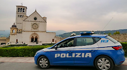 Scoppia una lite, lui cerca di soffocarla e la colpisce al viso: arrestato 32enne per maltrattamenti 