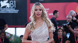 Martina Stella: "Da ragazzina viaggiavo senza biglietto e falsificavo il book fotografico. In amore: "Non ho avuto molta fortuna"