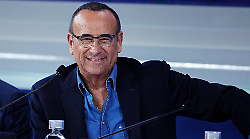 Carlo Conti e le sfide sugli ascolti tv: "Alla mia età non mi interessano.  L'importante è guadagnare una fetta di pubblico"