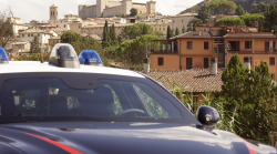 Rubano la borsa a un'anziana di 81 anni e usano la sua carta di credito: denunciate tre persone 