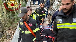 Perde l'equilibrio, cade a terra e si frattura la caviglia. I vigili del fuoco recuperano la donna 