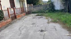 Anziana di 81 anni: "Asfaltano tutte le strade, la mia no. Dal Comune mi hanno detto: non ci passa nessuno. Ma io sì"