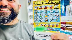 Ad Amelia una strepitosa vincita dal valore milionario al "Turista per sempre" nella caffetteria Sister Act di Dino Settimi