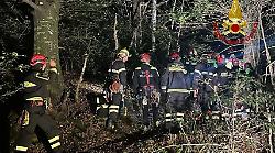 Deltaplanista rimasto incastrato a 30 metri di altezza su un faggio secolare sul Monte Cucco: salvato