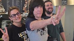 Arezzo, il batterista Marky Ramone pranza al Bar Duomo e poi tiene una lezione in una scuola