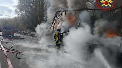 Autocarro in fiamme a Casacastalda. Strada momentaneamente chiusa in direzione Perugia 