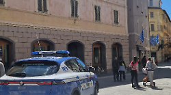 Distrae i farmacisti e nasconde creme di bellezza nei vestiti. Denunciata 38enne romena 