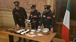 Girava in bici con addosso cocaina e crack, scatta il blitz in casa: il complice stava nascondendo più di un kg di droga. Arrestati due giovani