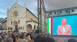 La Basilica di Norcia riapre ai fedeli. Il ministro Lollobrigida: "Il simbolo di un'Italia che non si arrende"