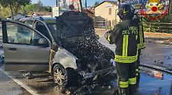 Scappa dall'auto gpl a fuoco: fumo e fiamme dal mezzo in viale Prati a Terni