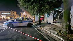 Rocambolesco incidente in piazza 40 Martiri: esce dal parcheggio e finisce contro l'auto della polizia locale