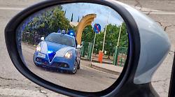 Spaccano il deflettore di un'auto in sosta e rubano la borsa all'interno. Rintracciati e denunciati