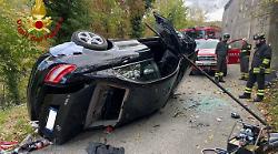 Sbaglia manovra nel parcheggio e precipita con l'auto da 7 metri di altezza: ferito l'anziano alla guida