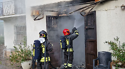 In fiamme il piano terra di un'abitazione: sul posto anche i carabinieri 
