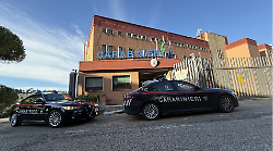 Strattona e colpisce la madre per ottenere soldi, poi tenta di strangolarla con un laccio portacellulare. Arrestata 39enne