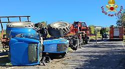 Si ribalta con il trattore: interviene la gru per liberare la strada