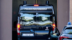 E' in carcere per aver staccato la lingua alla compagna quando era incinta: nasce il figlio e lo riconosce con il consenso di lei