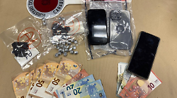 Nasconde la droga nel posacenere dell'auto e scatta il blitz a casa: dentro un calzino aveva occultato 32 grammi di cocaina. Arrestato